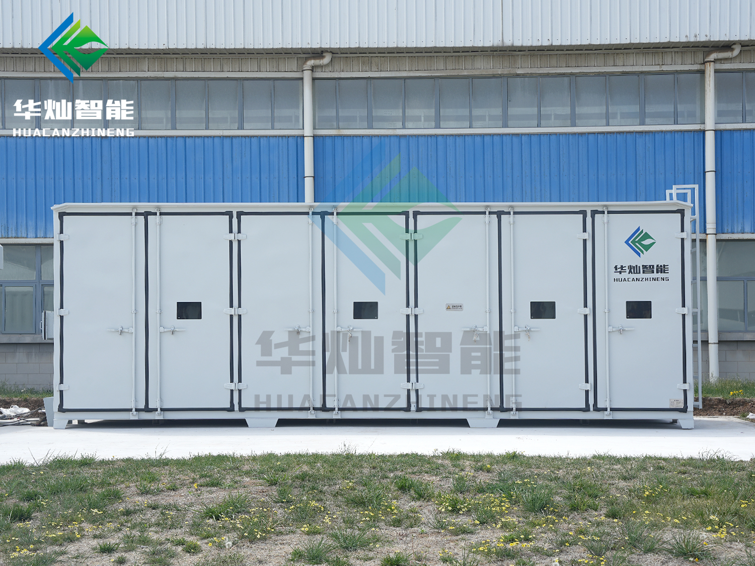 暂存间地面应如何处理以防止危险化学品泄漏？
